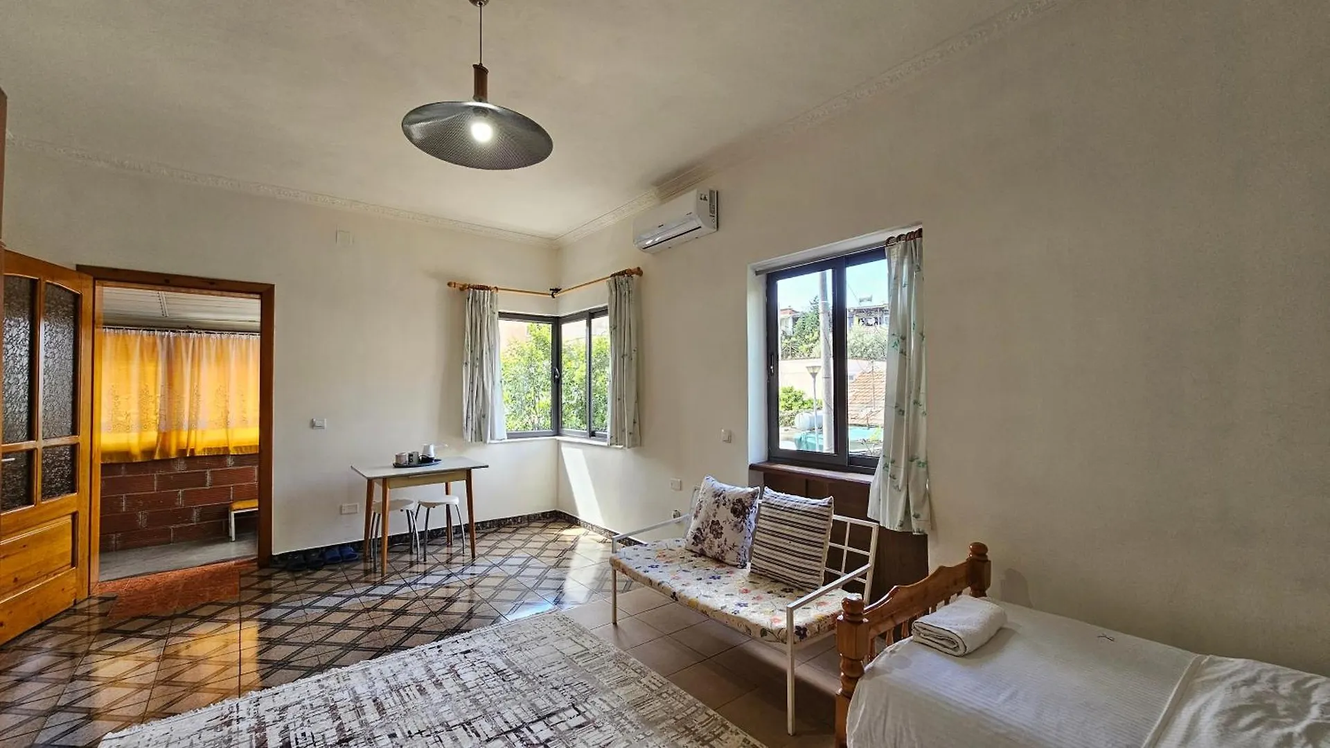 Angie'S Shared Villa Tam Tirana